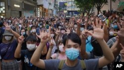 បាតុករប្រឆាំងនឹងច្បាប់សន្តិសុខរបស់ចិនមកលើ​ក្រុងហុងកុង លើកដៃបង្ហាញសញ្ញាទាមទារចំនួនប្រាំករណី នៅក្រុងហុងកុង​ កាលពីថ្ងៃទី០១ ខែកក្កដា ឆ្នាំ២០២០។