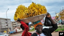 Beberapa perempuan tampak berjualan pisang di jalanan kota Kampala, Uganda, pada 26 Maret 2020. PBB mendorong negara-negara anggotanya untuk berpartisipasi meningkatkan perlindungan terhadap perempuan. (Foto: AP/Ronald Kabuubi)