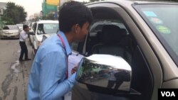 University students are helping to study the number of cars moving along Monivong and Sihanouk boulevards. (Photo: Phorn Bopha/VOA Khmer)