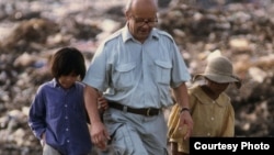 លោក Christian des Pallieres ស្ថាបនិក​នៃ​អង្គការ​ដើម្បី​ស្នាម​ញញឹម​នៃ​កុមារ (PSE) ដែល​ត្រូវបាន​បង្កើត​ឡើង​កាលពី​ឆ្នាំ​១៩៩៥ ដើម្បី​ផ្តល់​សេវា​ថែទាំ អប់រំ និង​ផ្តល់​ជំនាញ​ដល់​កុមារ និង​យុវជន​កម្ពុជា។ (រូបថតដោយ PSE) 