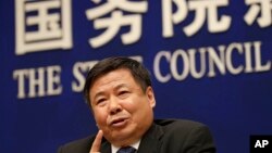 中国财政部副部长朱光耀在北京国务院新闻办公室就美中贸易问题举行的记者会上讲话。（2018年4月4日）