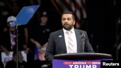 特朗普将提名前国家安全官员、其忠实支持者卡什·帕特尔领导美国联邦调查局。(路透社：2024年10月13日)