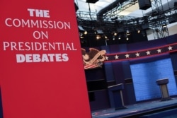 Para pekerja menyiapkan lokasi debat capres AS perdana antara petahana Presiden Donald Trump dan rivalnya dari partai Demokrat, Joe Biden di Cleveland, Ohio, Senin, 29 September 2020. (Foto: Reuters)
