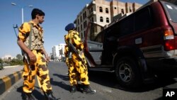 Kelompok Syiah Houthi Yaman mengenakan seragam polisi memeriksa kendaraan di sebuah jalanan sebelum pertemuan yang diadakan oleh pemberontak Syiah Houthi di Sanaa, Yaman, 31 Oktober 2014.