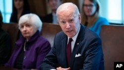 资料照 - 2023年6月6号，拜登总统在白宫召开的一次内阁会议上讲话，财政部长耶伦坐在拜登总统右边。