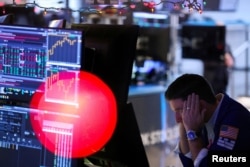 뉴욕 증권거래소 직원이 화면을 들여다보고 있다. (자료 사진)