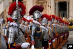 Pengawal Swiss Vatikan tiba di Lapangan Santo Petrus di Vatikan tempat Paus Fransiskus akan merayakan misa Minggu Paskah, Minggu, 31 Maret 2024.. (Foto: AP)