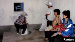 지난 2005년 7월 북한 황해북도 은파군 식량배급소에서 주민들이 식량을 배급받고 있다. 당시 북한을 방문한 유엔 산하 세계식량계획(WFP) 직원이 촬영한 사진이다.