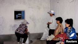 지난 2005년 7월 북한 황해북도 은파군 식량배급소에서 주민들이 식량을 배급받고 있다. 당시 북한을 방문한 유엔 산하 세계식량계획(WFP) 직원이 촬영한 사진이다.