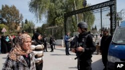 테러가 발생한 튀니지 튀니스 국립박물관 앞에서 19일 경찰이 경계근무를 서고 있다.