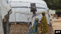 Des femmes marchent dans le camp de déplacés d'El-Miskin à Maiduguri au Nigeria le 20 août 2020.