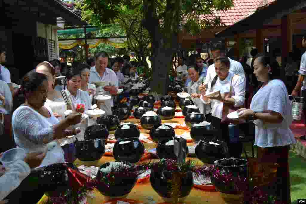 ពុទ្ធសាសនិកនៅ​ថ្ងៃ​បុណ្យ​ភ្ជុំបិណ្ឌ ក្នុង​វត្ត​មួយ​នៅ​ជាយ​ក្រុង​ភ្នំពេញ​⁠ កាល​ពី​ថ្ងៃ​អង្គារ ទី​០៩ ខែ​តុលា ឆ្នាំ​២០១៨។⁠ (ណឹម សុភ័ក្រ្តបញ្ញា/VOA)