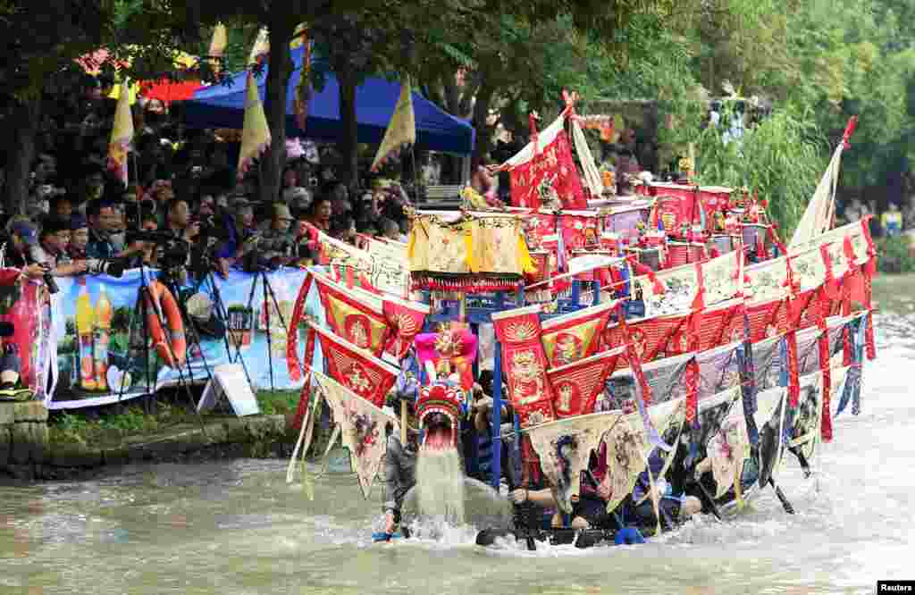 Para peserta dayung perahu naga ikut meramaikan Festival Perahu Naga di kota Hangzhou, provinsi Zhejiang, China. 