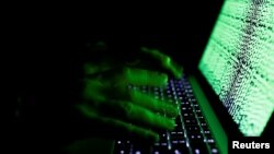 រូបឯកសារ៖ បុរស​ម្នាក់​​វាយ​លេខកូដ​ដោយ​ប្រើ​កុំព្យូទ័រ​យួរដៃ​មួយ​គ្រឿង​ ថ្ងៃទី១ ខែមីនា ឆ្នាំ២០១៧។ 