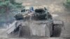 Tank Leopard 2 terlihat dalam latihan militer yang dilangsungkan oleh batalion tank Bundeswehr 203 di Augustdorf, Jerman, pada 1 Februari 2023. (Foto: AP/Martin Meissner)