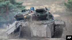 Tank Leopard 2 terlihat dalam latihan militer yang dilangsungkan oleh batalion tank Bundeswehr 203 di Augustdorf, Jerman, pada 1 Februari 2023. (Foto: AP/Martin Meissner)