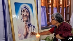 Une femme indienne prie devant le portrait de Mère Teresa pour commémorer le 17e anniversaire de sa mort, le 5 septembre 2014. (AP Photo/Bikas Das)