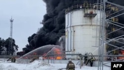 Screenshot preuzet iz materijala koji je objavilo rusko Ministarstvo za vanredne situacije 19. januara 2024. prikazuje spasioce koji rade na gašenju požara u skladištu nafte nakon napada dronom u Klintsi, Brjanska oblast.