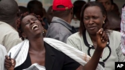 Seorang perempuan di rumah duka Chiromo di Nairobi menangis setelah melihat tubuh keluarganya yang tewas dalam serangan hari Kamis di sebuah universitas Kenya, 4 April 2015.