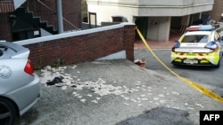 9일 서울 도심 한복판에 북한이 추가로 날려보낸 오물 풍선에서 나온 쓰레기가 바닥에 널려있다.