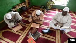 Des musulmans après une prière du vendredi dans une mosquée d'Abidjan pendant le mois sacré du Ramadan, le 18 mai 2018 