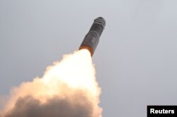 Rudal balistik antarbenua Hwasong-18 diluncurkan dari lokasi yang dirahasiakan di Korea Utara, 13 Juli 2023. (Foto: KCNA via REUTERS)