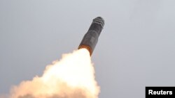 แฟ้มภาพ: การยิงทดสอบขีปนาวุธ ฮวาซอง-18 ของเกาหลีเหนือ