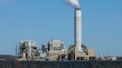 The La Cygne Generating Station, seen emitting carbon dioxide and water vapor in March 2021, is one of the largest coal-fired power plants in the state of Kansas. (Steve Herman/VOA)