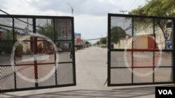 រូបឯកសារ៖ បារ៉ាសដាក់បិទផ្លូវចូលតំបន់ក្រហម ក្នុងសង្កាត់ស្ទឹងមានជ័យ៣ ខណ្ឌស្ទឹងមានជ័យ ក្នុងអំឡុងពេលបិទខ្ទប់ នៅរាជធានីភ្នំពេញ នៅថ្ងៃទី២២ ខែមេសា ឆ្នាំ២០២១។ (កាន់ វិច្ឆិកា/វីអូអេ)