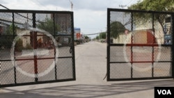 រូបឯកសារ៖ បារ៉ាសដាក់បិទផ្លូវចូលតំបន់ក្រហម ក្នុងសង្កាត់ស្ទឹងមានជ័យ៣ ខណ្ឌស្ទឹងមានជ័យ ក្នុងអំឡុងពេលបិទខ្ទប់ នៅរាជធានីភ្នំពេញ នៅថ្ងៃទី២២ ខែមេសា ឆ្នាំ២០២១។ (កាន់ វិច្ឆិកា/វីអូអេ)