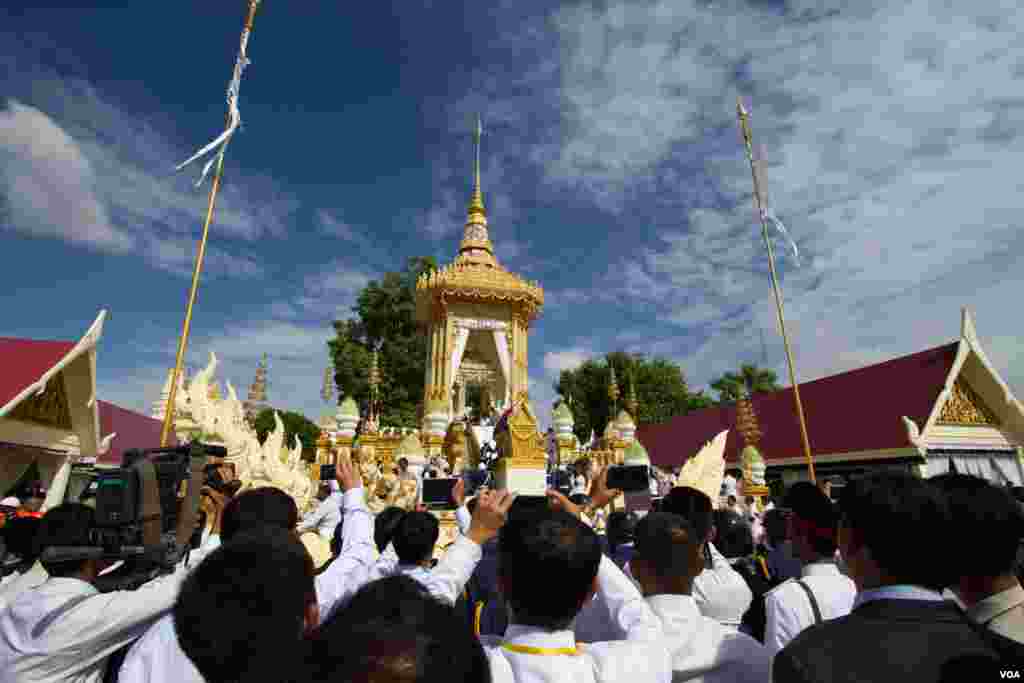 The funeral of Chea Sim, former president of Cambodian People's Party and the Senate, in Phnom Penh, Cambodia on June 19, 2015. (Nov Povleakhena/VOA Khmer) 