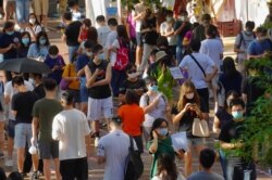 មនុស្សម្នា​តម្រង់​ជួរ​ដើម្បី​ធ្វើ​ការ​បោះឆ្នោត​នៅ​ក្នុង​ក្រុង​ហុងកុង កាលពី​ថ្ងៃទី១២ ខែកក្កដា ឆ្នាំ២០២០។