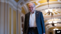 参议院多数党领袖舒默抵达参议院，准备推进向乌克兰、以色列和台湾提供950亿美元援助的法案。(2024年4月23日)
