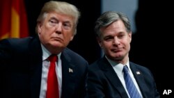 Presiden AS Donald Trump dan Direktur FBI Christopher Wray pada acara wisuda FBI di Quantico, Virginia 15 Desember 2017 (foto: dok). 
