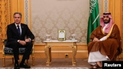 美国国务卿安东尼·布林肯在沙乌地阿拉伯利雅德会见沙特王储穆罕默德·本·萨勒曼。(路透社：2024年10月23日)