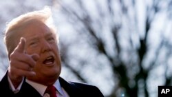 Presiden Donald Trump berbicara kepada para wartawan sebelum menaiki helikopter kepresidenan Marine One, di salah satu halaman Gedung Putih, di Washington, 13 Maret 2018, untuk terbang ke Pangkalan Angkatan Udara Andrews di Maryland. 