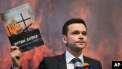 Илья Яшин с докладом Бориса Немцова «Путин. Война», май 2015