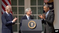 Hakim pengadilan banding federal Merrick Garland (tengah) bersama Presiden Obama (kanan) dan Wapres Joe Biden, saat pengumuman pencalonannya sebagai pengganti hakim konservatif Antonin Scalia di Taman Mawar Gedung Putih di Washington (16/3).
