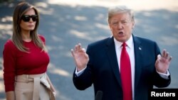美国总统川普动身前往欧洲前在白宫南草坪上对媒体讲话，第一夫人梅拉尼亚站在一旁。（2018年7月10日）