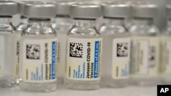 ARHIVA - Bočice sa vakcinom protiv Kovida 19 kompanije "Džonson i Džonson" u apoteci u istočnom Denveru (Foto: AP)