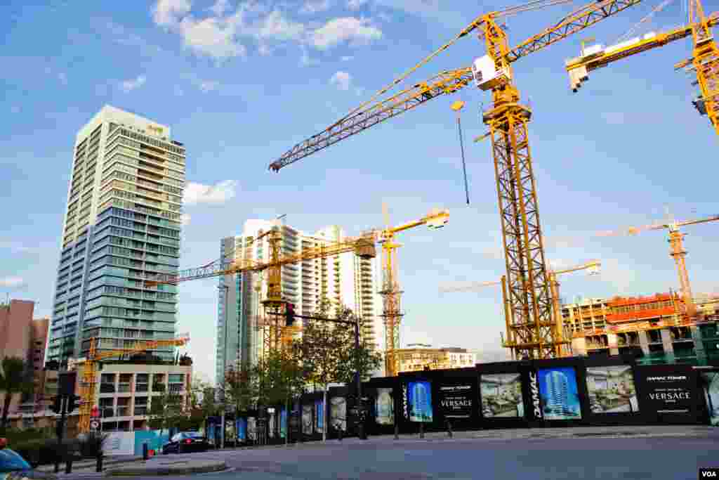 Building cranes punctuate Beirut's skyline. (VOA/V. Undritz)