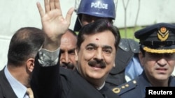 Perdana Menteri Yusuf Raza Gilani (tengah) melambai kepada massa saat tiba di gedung Mahkamah Agung Pakistan di Islamabad, Pakistan (26/4).