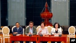 Dari kiri: Wakil Tetap Kuwait untuk PBB Mansour Ayyad SH A Alotaibi, Pimpinan Dewan Keamanan PBB Gustavo Meza-Cuadra, Wakil Tetap Polandia untuk PBB Joanna Wronecka, dan Wakil Tetap Inggris untuk PBB Karen Pierce, dalam konferensi pers di Bandara Internasional Naypyitaw di Naypyitaw, Myanmar, 1 Mei 2018, pasca kunjungan dua hari ke Myanmar.