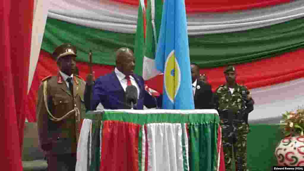 Le président burundais réélu Pierre Nkurunziza lit le text de son sermen devant de la Cour constitutionnelle à Bujumbura, Burundi, 20 aout 2015
