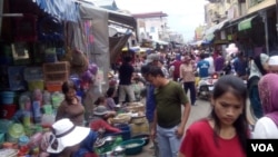 រូបឯកសារ៖ សកម្មភាព​លក់​ដូរ​នៅ​ផ្សារ​ច្រាំង​ចំរេះ​ (ផ្សារ​គីឡូលេខ​​៧)​ នៅ​ម៉ោង​៥​រសៀល​ ថ្ងៃ​អាទិត្យ​ ទី១២​ ខែ​មិថុនា​ ឆ្នាំ​២០១៦​ នៅ​ក្នុង​ខណ្ឌ​ឫស្សី​កែវ​ ភ្នំ​ពេញ។ (VOA)