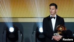 FC Barcelona's Lionel Messi of Argentina holds the World Player of the Year award during the FIFA Ballon d'Or 2015 ceremony in Zurich, Switzerland, January 11, 2016. REUTERS/Arnd Wiegmann - RTX21WYE