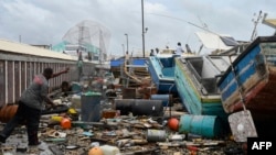 Oštećeni ribarski čamci u Bridžertonu, na Barbadosu (Foto: AFP/Randy Brooks)