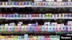 미국 콜로라도주의 담배판매점에 진열된 다양한 전자담배 제품들.(자료사진)