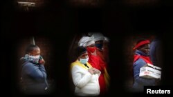 Des habitants lors de la distribution de nourriture au milieu de la propagation de la maladie à coronavirus (COVID-19), dans le canton d'Alexandra, en Afrique du Sud, le 28 avril 2020. REUTERS / Siphiwe Sibeko
