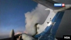 Pesawat penumpang Rusia Tu-154 terlihat setelah ledakan di Surgut, sekitar 2.200 kilometer dari kota Moskow.
